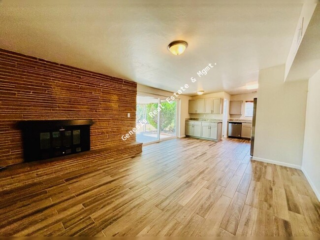 Building Photo - "Charming 3-Bed Oasis in Tucson with Grani...