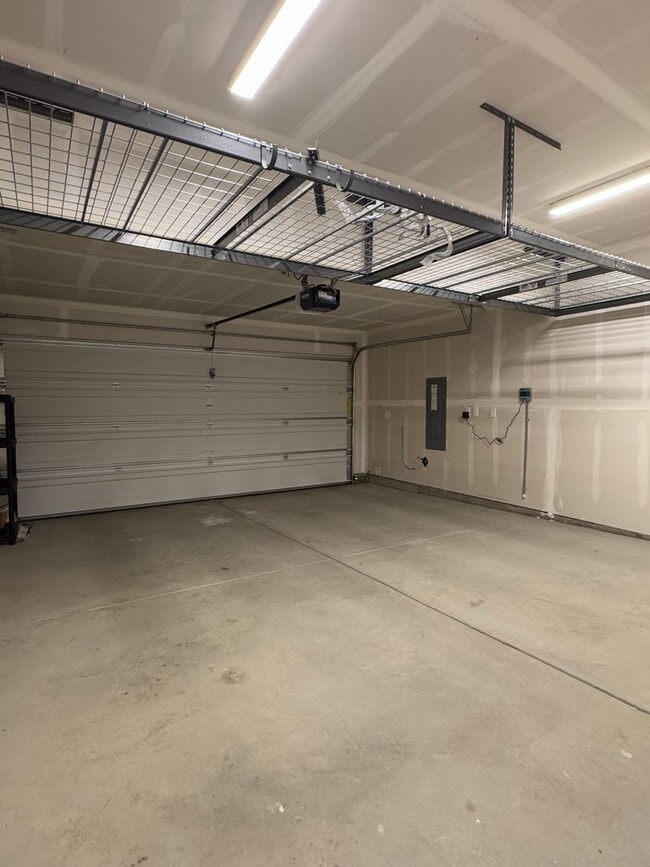 Building Photo - Spacious 4-Bedroom Home in a Great Neighbo...