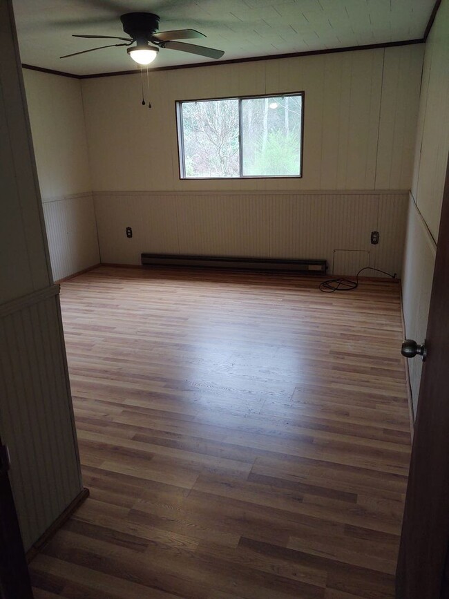 Building Photo - Newly Remodeled 3 Bedroom 2 Bath House for...