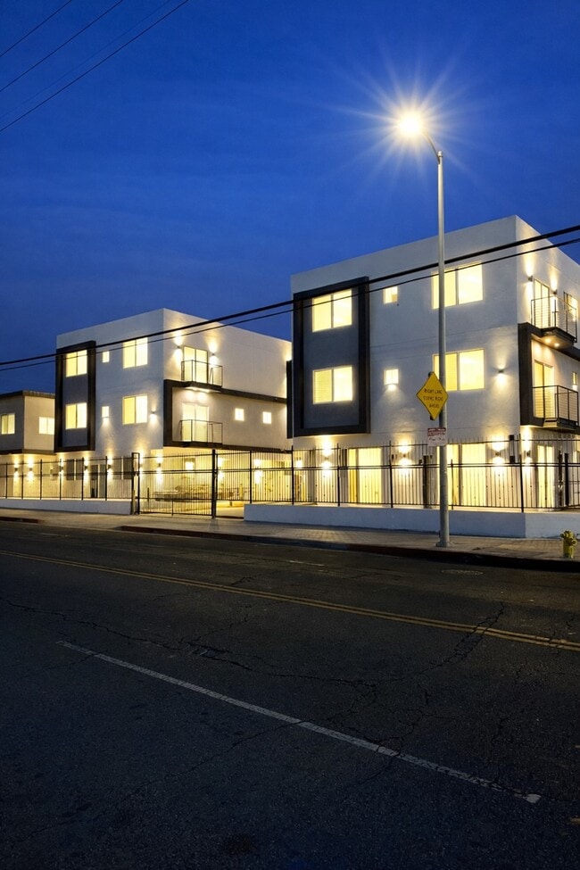 Building Photo - 1301 E 27th St