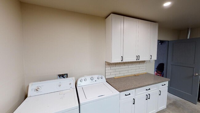 Building Photo - 2581 Utah St