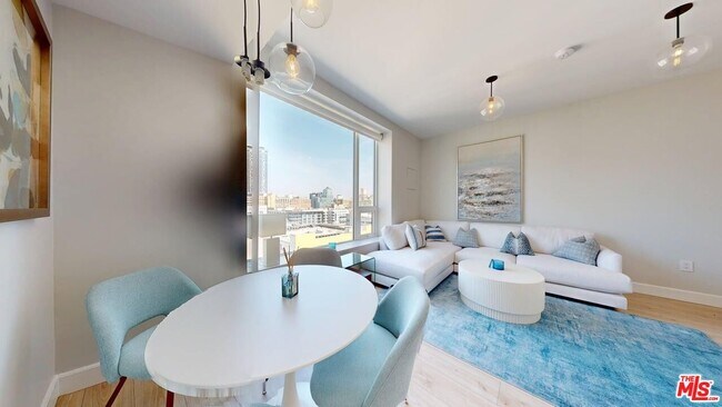 Foto del edificio - 1050 S Grand Ave