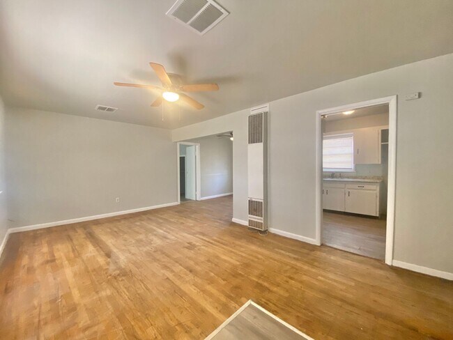 Building Photo - 3 bed 1 bath newly updated now available
