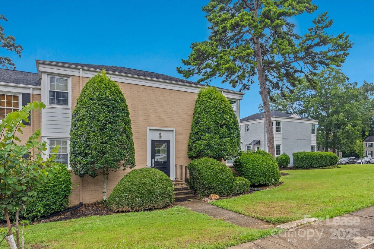 Foto principal - 512 Wakefield Dr