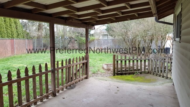 Building Photo - River Road 4 bedroom home!