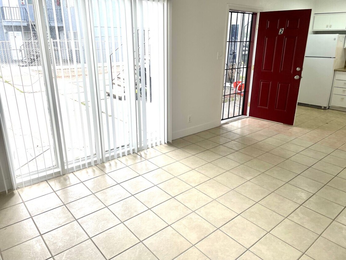 Foto principal - 3351 Brussels St