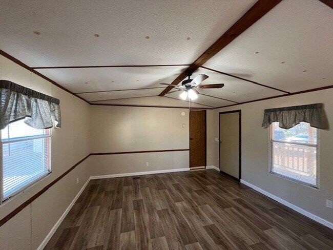 Foto del edificio - Welcome to this charming 2-bedroom, 1.5-bathroom home located in the desirable area of Leland, NC