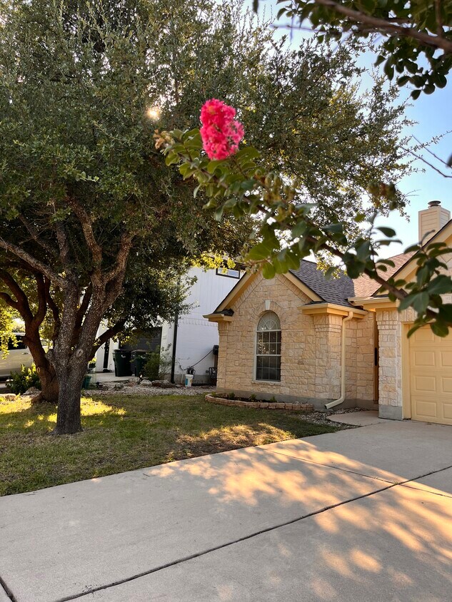 Foto principal - 8106 Hawick Dr