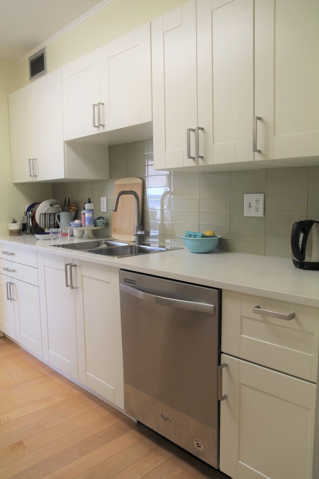 Kitchen - 887 Farmington Ave