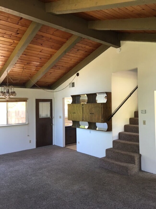 Foto del edificio - Downtown home with loft and exposed beam ceilings.