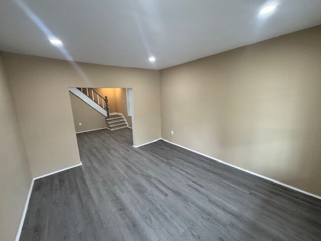 Building Photo - 5 bedroom 1 bathroom