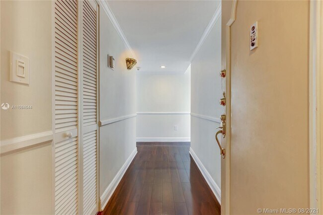 Building Photo - 550 Ocean Dr