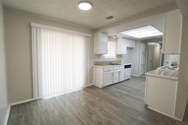 Building Photo - 14323 Modesta Pl