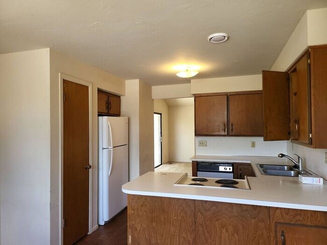 Building Photo - 2 Bed 1 Bath Duplex in West Valley