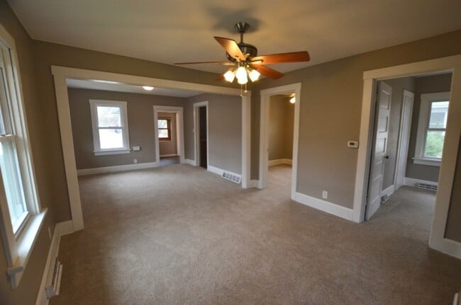 Building Photo - Cozy Home near Merle Hay!