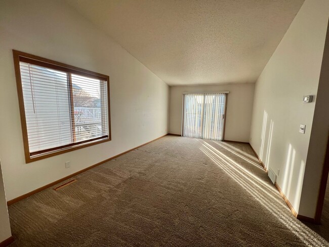 Building Photo - Spacious 3 Bed, 2 Bath Twinhome in South F...