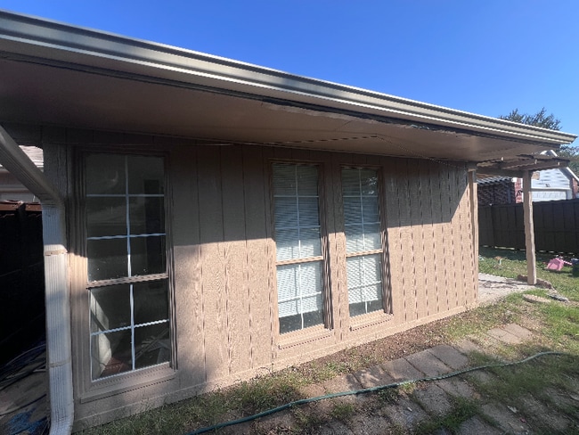 Building Photo - 2066 Vista Dr