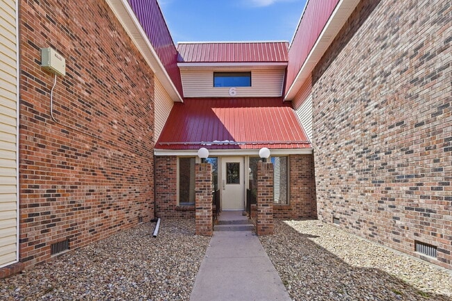 Foto del edificio - $1,470.95 - 2 Bed, 1 Bath Condo in Aurora with In Unit Laundry!