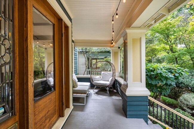 Building Photo - Classic Portland Craftsman in Irvington! S...
