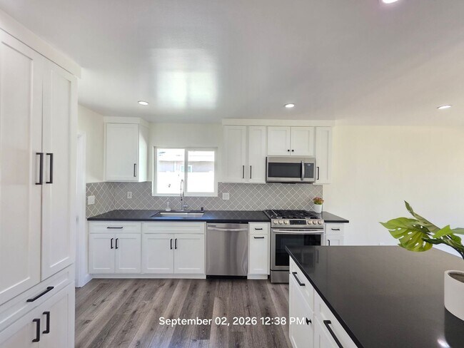 Building Photo - 858 N Darfield Ave