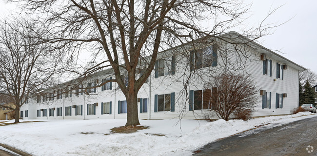 Building Photo - Colonial Manor