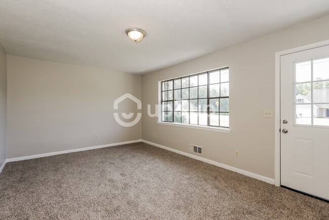 Building Photo - Fantastic 3bd/2ba home! Coming soon!