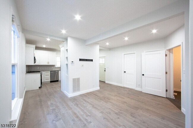 Building Photo - 132 Forest St