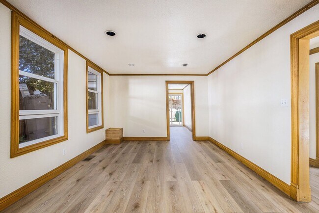 Foto del edificio - 1702 Paru St. #A - 5 bedoom | 2 bath | Low...