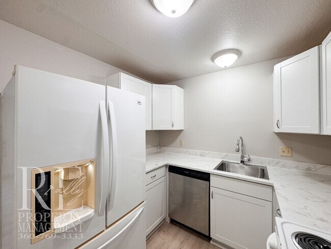 Foto del edificio - Refreshed 3-Bed Hefner Home with Private Lawn & Covered Parking