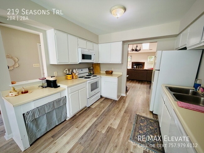 Building Photo - 219 Seasons Trail