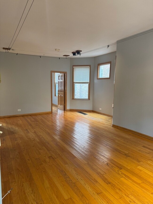 Building Photo - 1419 W Sunnyside Ave