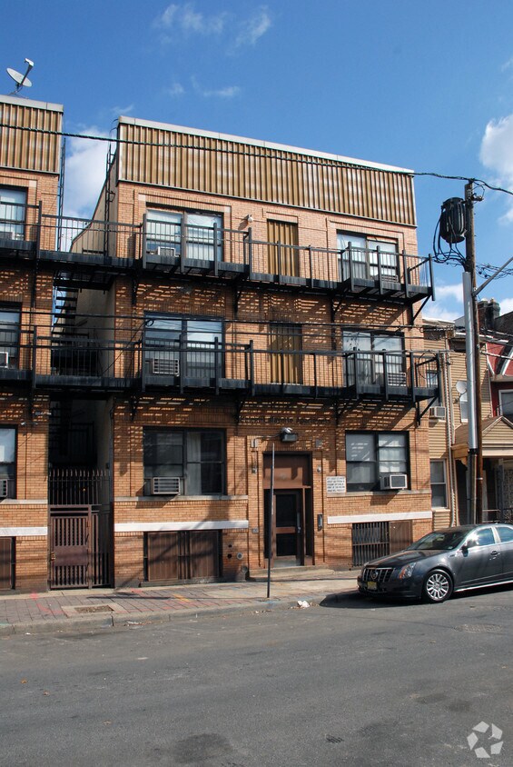 Building Photo - 98-106 Harmon St