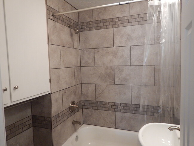 bathroom/shower - 2501 W 6th St