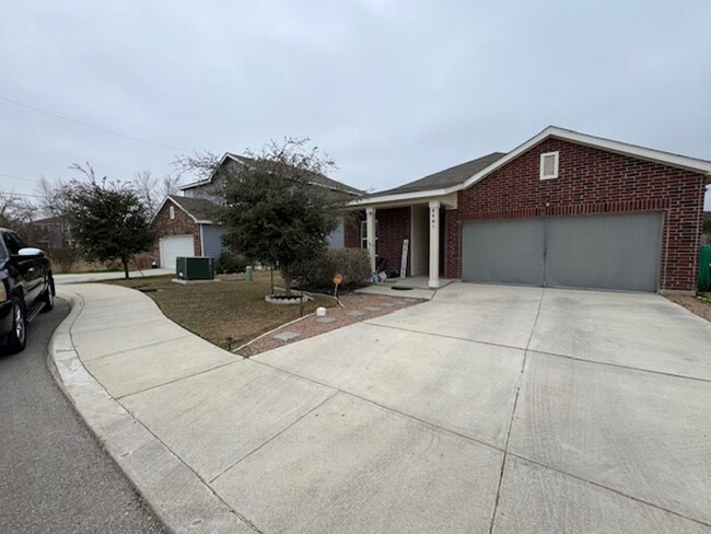 Building Photo - Spacious 4 Bedroom 3 Full Bath home in the...