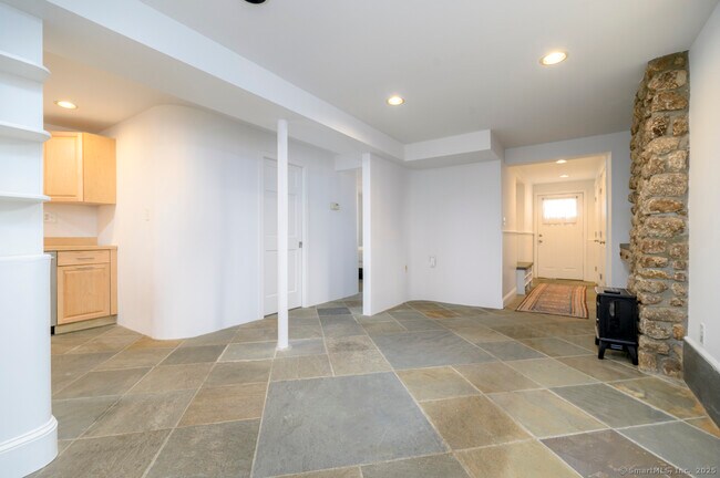 Foto del edificio - 231 Flax Hill Rd
