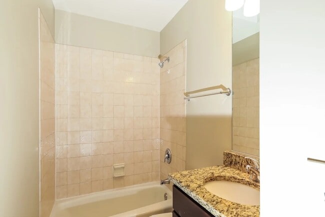 Building Photo - 2508 Leach Dr