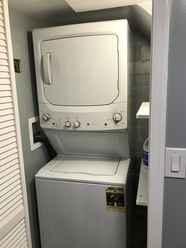 Building Photo - 423 Oneida PL NW