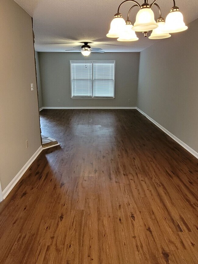 Building Photo - 3 BR Townhome in Creekside Village!