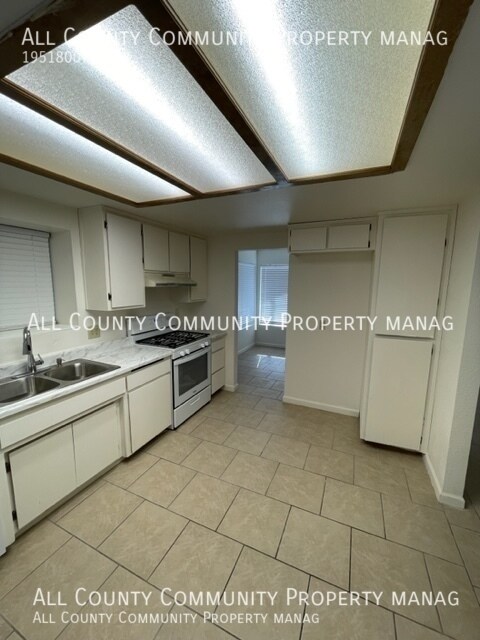 Foto del edificio - 2 bed/2 bath + POSSIBLE 3 bed Single Famil...