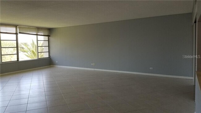 Foto del edificio - 100 Sands Point Rd