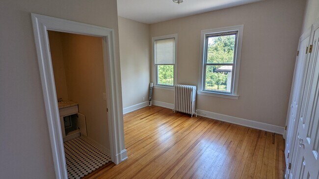 Master bedroom with bathroom - 84 Division St S