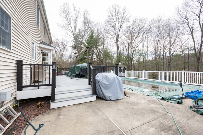 Building Photo - 142 Miller Farm Rd