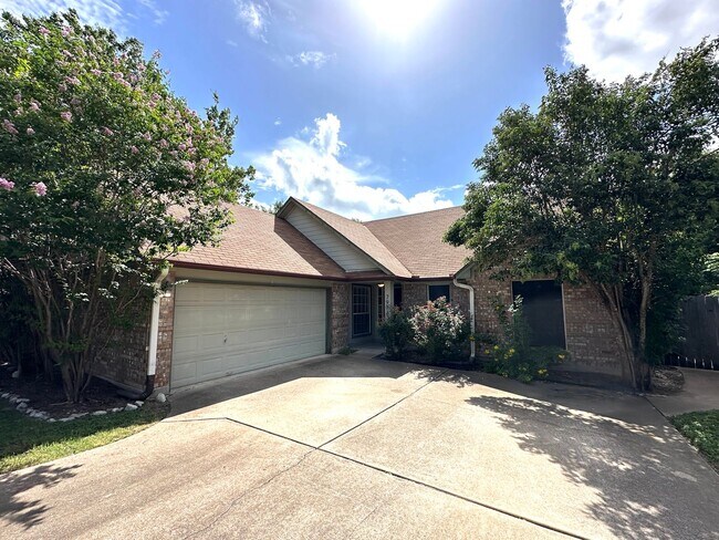 Building Photo - Charming Garden-Style 3 Bedrooms 2 Bathroom Single Family Home for Rent in South Austin, Cul-de-S...