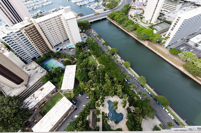 Walk to the beach - 1551 Ala Wai Blvd