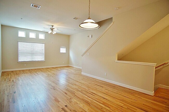 Foto del edificio - 2710 Hullsmith Dr