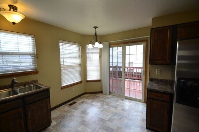 Building Photo - 3 Bedroom Home Plus Office with AC Availab...