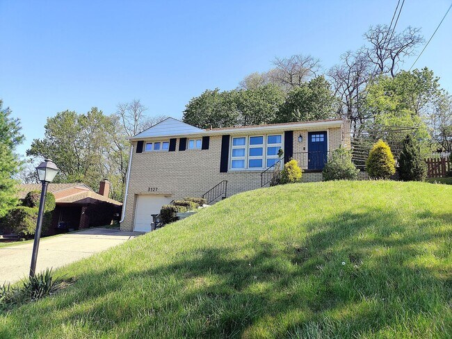 Building Photo - *Beautifully Updated & Modern 3BD/1BA Single Family Home Available in Whitehall*