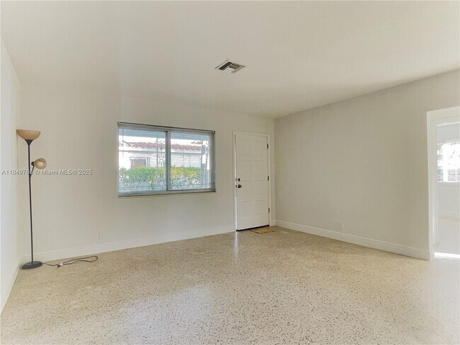 Foto del edificio - 3141 SW 12th St