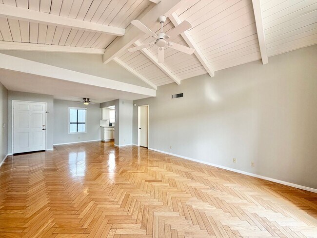 Foto del edificio - AVAILABLE NOW!! 3 Bedroom 2 Bathroom Condo in Palm Springs! MOVE IN SPECIAL! 50% OFF ONE MONTHS RENT