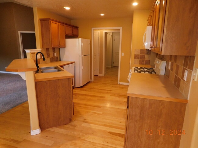 Kitchen - 5282 N Schumann Ave